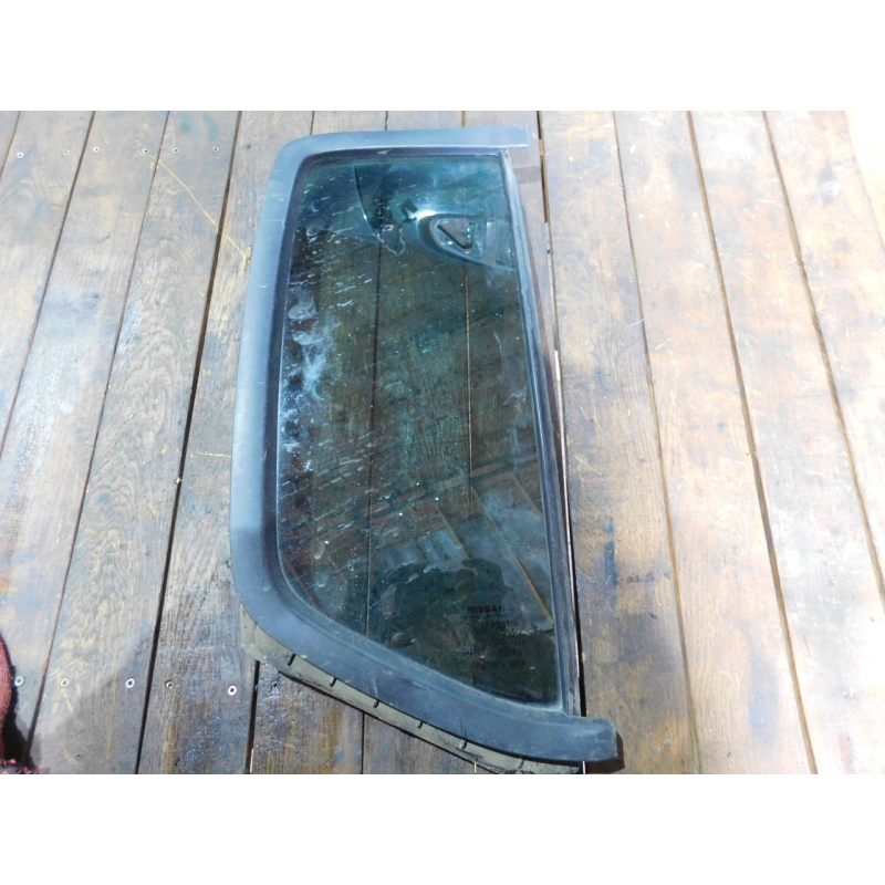 Скло задне праве глухе NISSAN NAVARA D40.