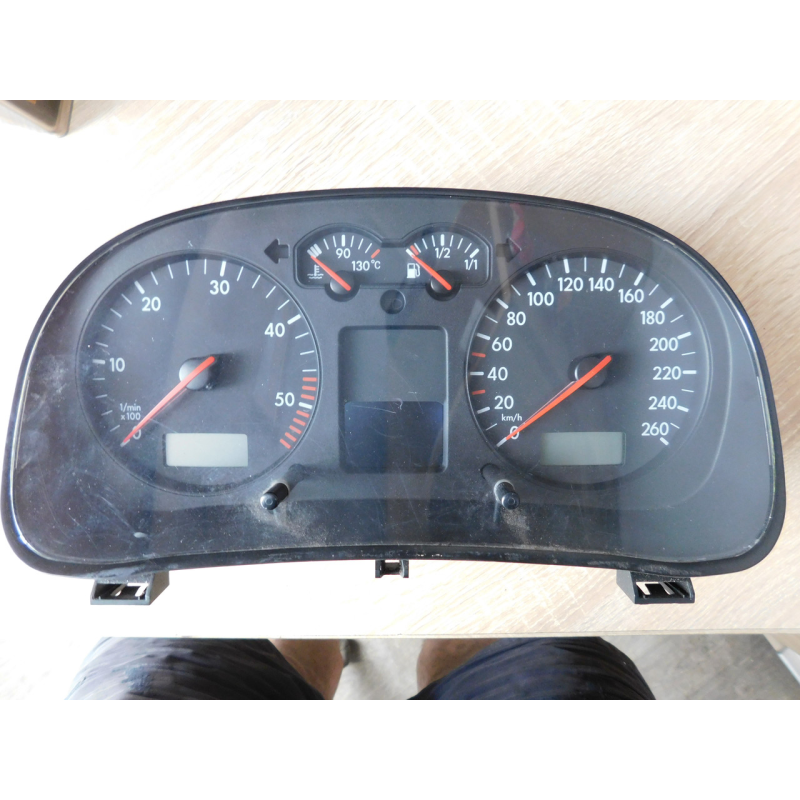 Панель приладів  VW GOLF 4.  BORA.  1J0920826CX.