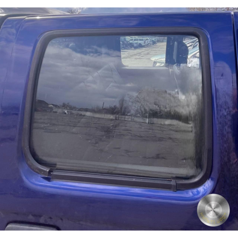 Скло задньої правої дверки Nissan Navara D22