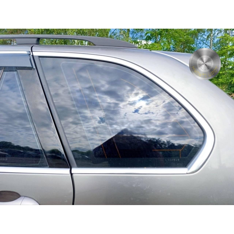 Скло багажника бокове глухе ліве  BMW X5 (E53) 2001–2006 б/у